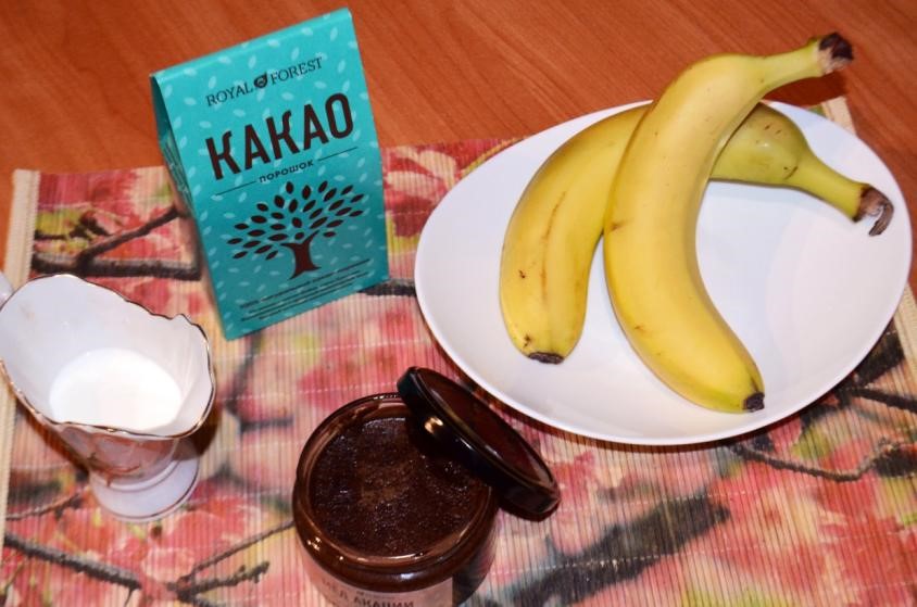 Ингредиенты для приготовления какао-смузи с бананом