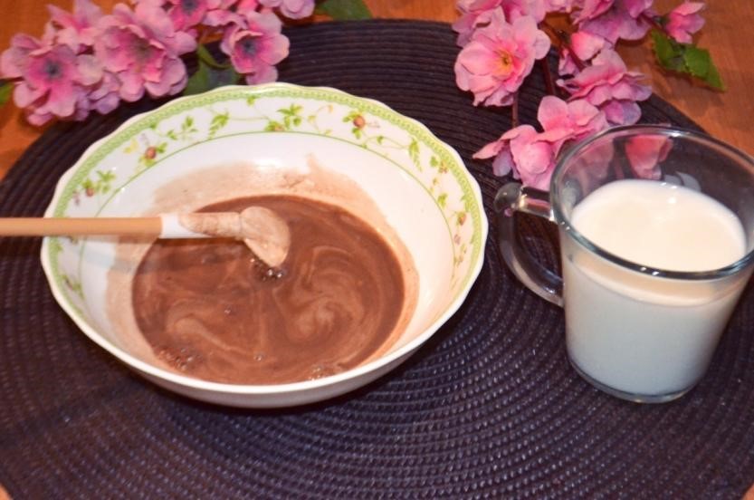 Какао с сахором и молоко в стакане размешиваем до однородной консистенции - Шаг 4