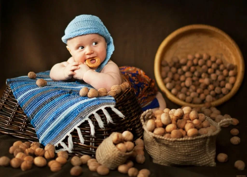 Ребенок с баранкой и грецкими орехами